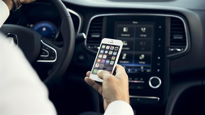 A man pairing his iphone with R-LINK 2 in his Renault vehicle