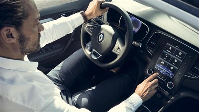 A man using R-LINK 2 in his Renault car