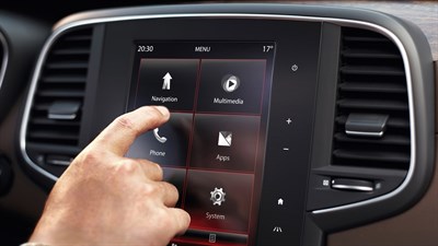 A man using R-LINK 2 in his Renault car