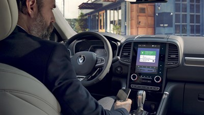 A man pairing his iphone with R-LINK 2 in his Renault vehicle
