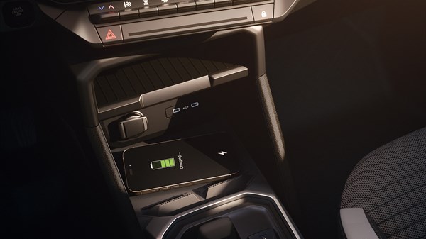 Renault Duster - auto AC & wireless charger 
