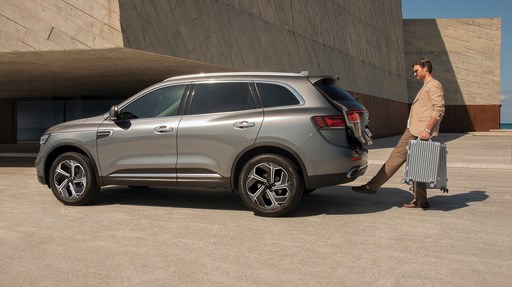 Man using foot gesture to open Renault KOLEOS boot 
