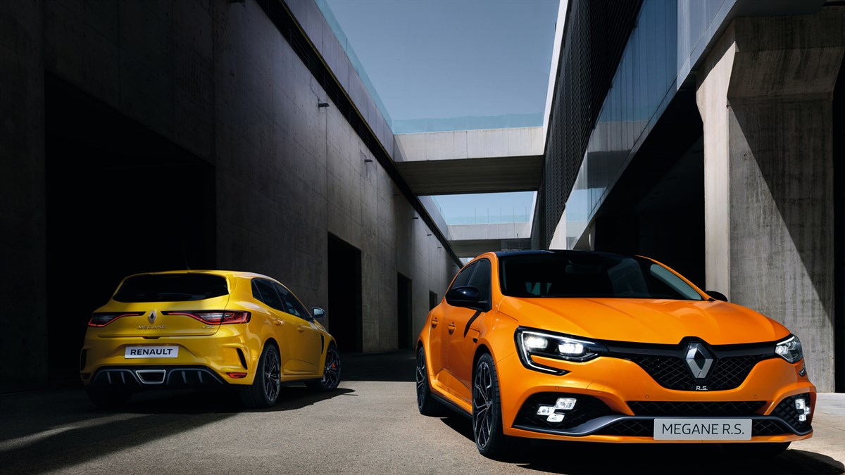 Renault Megane R.S. front view of the Orange Tonic car and rear view of the Sirius Yellow car
