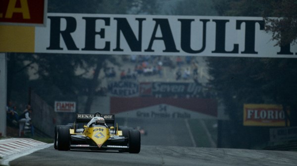 A front view of the Renault F1 running on the track