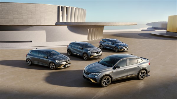 A back view of the Renault car moving towards a luxurious building