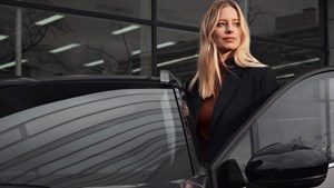 Woman at the Renault vehicle