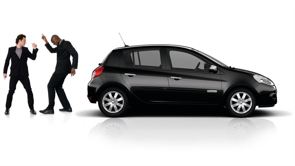 Renault Service - Two men in suits dancing behind a Clio